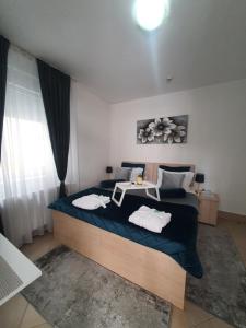 um quarto com uma cama com toalhas em Wing Nina2 em Jagodina