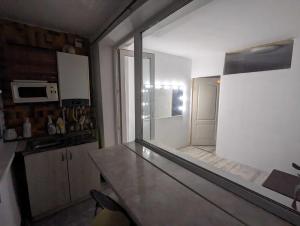 eine Küche mit einer Theke und einem großen Glasfenster in der Unterkunft Cazare in apartament liber in Tulcea