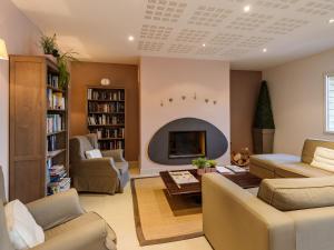sala de estar con sofá y chimenea en Beautiful luxury apartment near a Breton oyster village, en Cancale