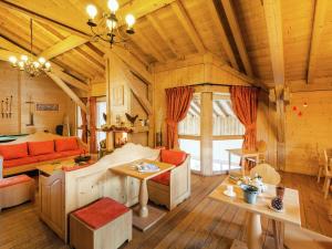 una sala de estar en una cabaña de madera en Attractive apartment with a balcony in Le Grand Massif en Samoëns