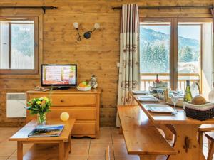 A restaurant or other place to eat at Attractive apartment with a balcony in Le Grand Massif