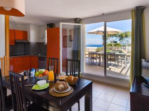 een keuken en eetkamer met uitzicht op de oceaan bij Nice apartment with terrace and sea view in Six-Fours-Les-Plages in Six-Fours-les-Plages