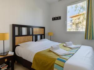 een slaapkamer met een bed met twee handdoeken erop bij Nice apartment with terrace and sea view in Six-Fours-Les-Plages in Six-Fours-les-Plages