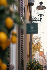 un letrero de la calle colgando en el lateral de un edificio en The Lemon Suites en Deventer