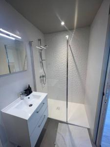 Ванна кімната в Studio 25m2 neuf