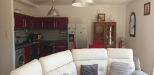 salon z białą kanapą i kuchnią w obiekcie Très bel appartement,proche plage et centre ville. w Calvi +6 zdjęć