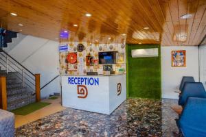 Hotel DOON في دهرادون: مكتب استقبال في غرفة مع بار بيسبول