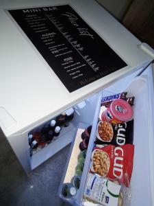 un frigorifero aperto con cibo e bevande di VILIN a Niš