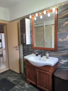 uma casa de banho com um lavatório e um espelho em Villa Merica em Trogir