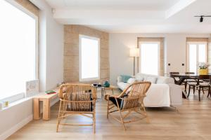 - un salon avec un canapé et des chaises dans l'établissement Ronda Don Nacho, à Vigo