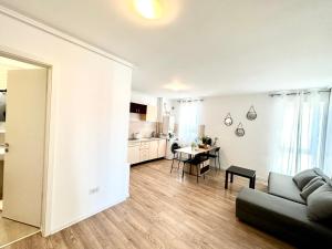 sala de estar con sofá y mesa en Kasper Coresi Mall - Rise Private Apartments & Suites en Brasov