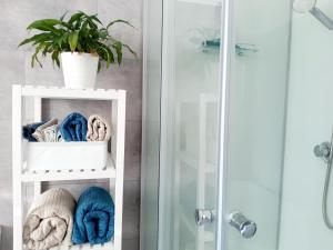 a bathroom with a white towel shelf next to a shower at Schöne Altbauwohnung auf dem Land in Kallham