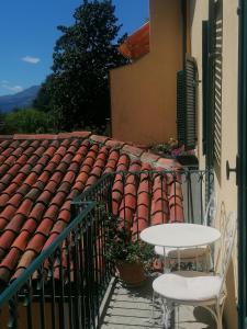 stół i krzesła na balkonie z dachem kaflowym w obiekcie LAVANDA appartamento w mieście Vigliano Biellese