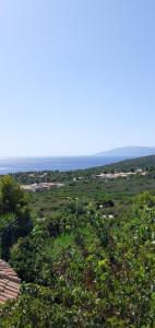 - une vue sur l'océan depuis le toit d'une maison dans l'établissement B&B Easy Wind, à Cala Gonone