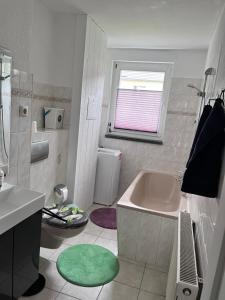 uma casa de banho com uma banheira, um WC e um lavatório. em Ferienwohnung "Lilly" inklusive Nutzung W-Lan Bettwäsche und Handtücher em Annaberg-Buchholz