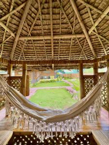 eine Hängematte in einem Pavillon mit Garten in der Unterkunft On Board Panglao Beach Hostel & Resort in Dao