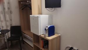 Un refrigerador colocado en un estante en una habitación. en Affittacamere Verona in, en Verona