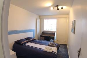 - une chambre avec un lit et un bureau dans l'établissement bnbgônes LE SKY BLUE - BALCONS - METRO FLACHET - WIFI, à Villeurbanne