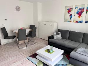 a living room with a couch and a table at Ferienwohnung "Lilly" inklusive Nutzung W-Lan Bettwäsche und Handtücher in Annaberg-Buchholz