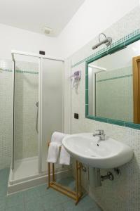 uma casa de banho com um lavatório e um chuveiro em Affittacamere Carnevali MJ em Loreto