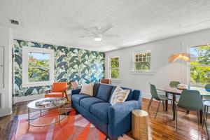 ein Wohnzimmer mit einem blauen Sofa und einem Tisch in der Unterkunft Julia Place in Sarasota