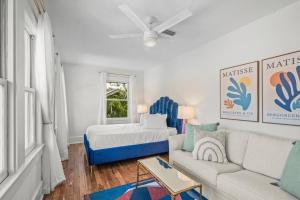 sala de estar con cama y sofá en Julia Place en Sarasota