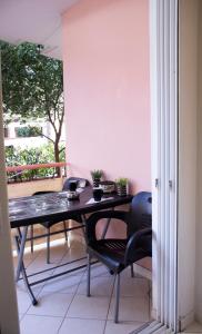 d'un balcon avec une table et des chaises. dans l'établissement Olga & Dimitris, à Kalamata