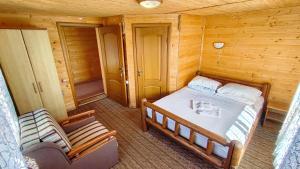 Una cama o camas en una habitación de Казка Карпат