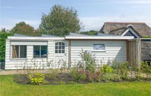 Ce petit cottage blanc est doté d'un toit de chaume. dans l'établissement Cozy Home In Tiendeveen With Wifi, à Tiendeveen