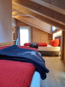 a room with two beds in a tiny house at Al Sole B&B Valcomelico in Santo Stefano di Cadore