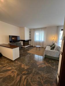 un ampio soggiorno con divano e TV di Casa Parisi Lago Maggiore a Baveno