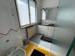 a small bathroom with a sink and a mirror at Casa Parisi Lago Maggiore in Baveno