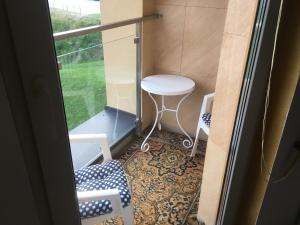 プシェムィシルにあるApartment with Beautiful Viewsの小さなお部屋で、椅子2脚とテーブルが備わります。 +112枚の写真