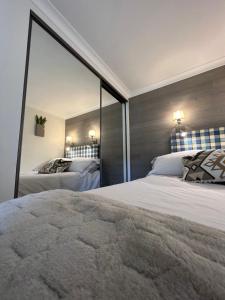 een slaapkamer met 2 bedden en een grote spiegel bij Cannes Villa Francia in Cannes