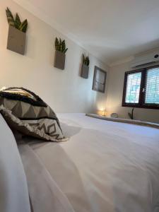 een kamer met een bed met een kussen erop bij Cannes Villa Francia in Cannes