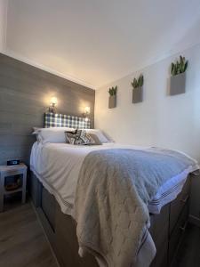 een slaapkamer met een groot bed met twee planten aan de muur bij Cannes Villa Francia in Cannes