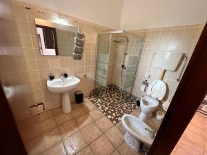 bagno con lavandino, doccia e servizi igienici di Tenuta Raspona a Lido Adriano