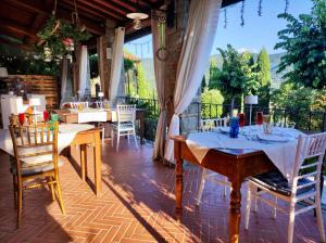 Reštaurácia alebo iné gastronomické zariadenie v ubytovaní Borgo Dolci Colline Resort Ziraia