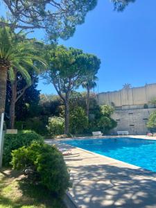 Bazén v ubytovaní Studio 5 minutes Cannes et plages, terrasse, piscine alebo v jeho blízkosti
