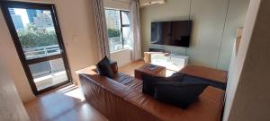 Johannesburg的住宿－Westpoint Sandton Emabheleni Executive Suites，带沙发和平面电视的客厅