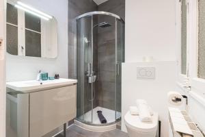 La salle de bains est pourvue d'une douche, de toilettes et d'un lavabo. dans l'établissement FEEL HOME - FOCH 28, à Nice