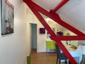 Habitación con escritorio y barandilla roja. en Maison centre ville à Bergerac, en Bergerac