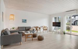 uma sala de estar com um sofá e uma televisão em Stunning Apartment In Slagelse With Kitchen em Slagelse