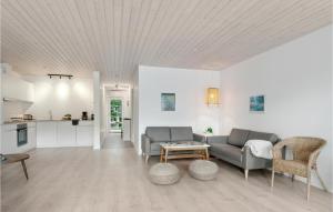 uma sala de estar com dois sofás e uma mesa em Stunning Apartment In Slagelse With Kitchen em Slagelse