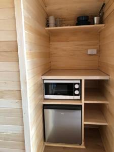 a small kitchen in a tiny house at Zatoka Marina IV in Mechelinki