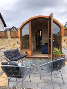 a living area with two chairs and a glass table at Zatoka Marina in Mechelinki