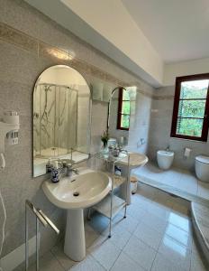 een badkamer met 2 wastafels en 2 toiletten bij Villa Elisa in Scarperia