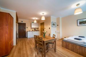 a room with a dining room table and a bed at Apartament - Nocna Sowa in Głuszyca