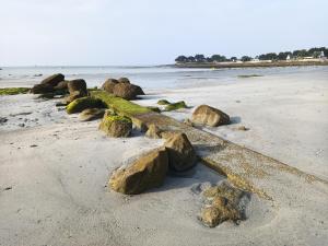 un gruppo di rocce su una spiaggia sabbiosa di La Ferme de Penanguer a Loctudy