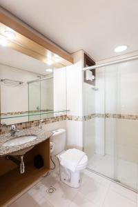 ein Bad mit einem WC, einem Waschbecken und einer Dusche in der Unterkunft Linda Suíte em Apart-hotel com vista incrível!!! in Cumbuco